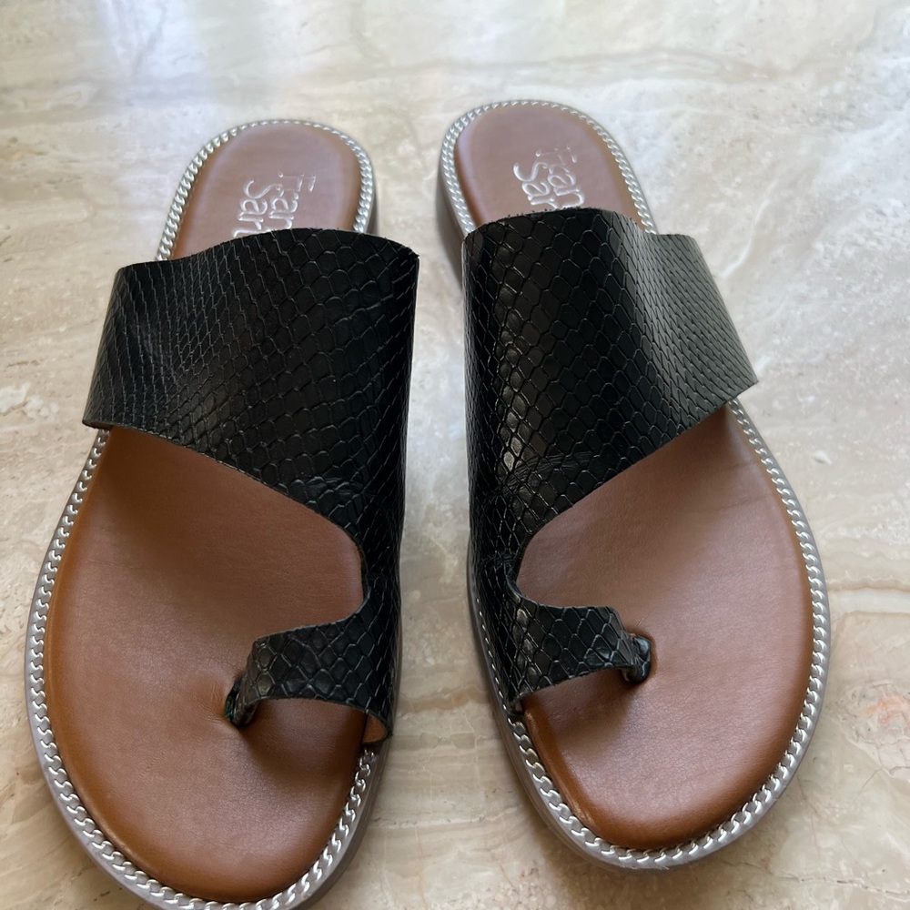 Franco Sarto Black Leather Toe-Loop Sandals. Lightly worn.